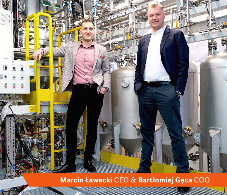 2 men standing near nicotine distillation gear, Marcin Lawecko CEO of Chemnovatic, and Bartlomiej Geca COO